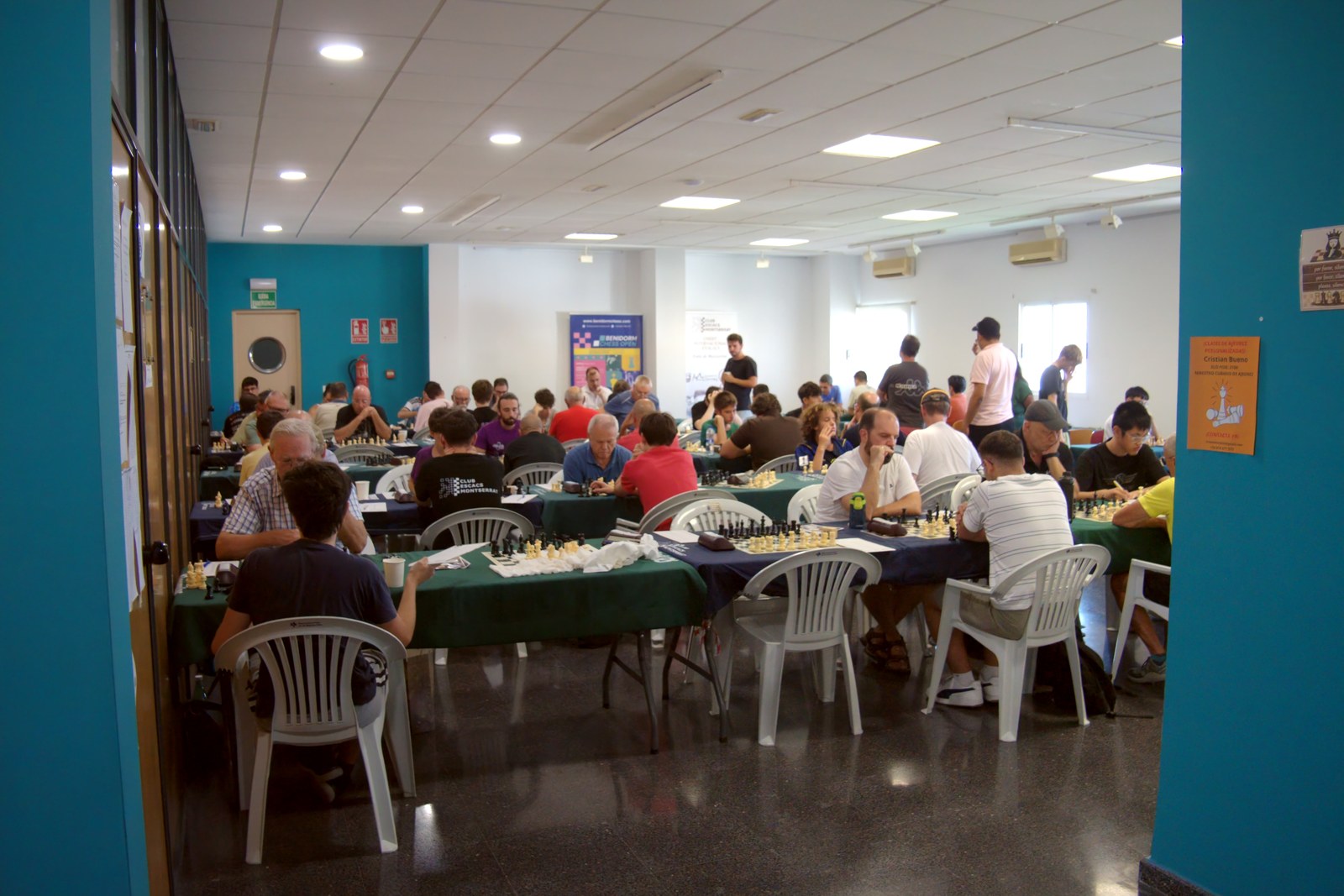 La sala de joc del XIX Open Internacional de Montserrat, amb les taules disposades en fileres i els jugadors concentrats durant una de les rondes