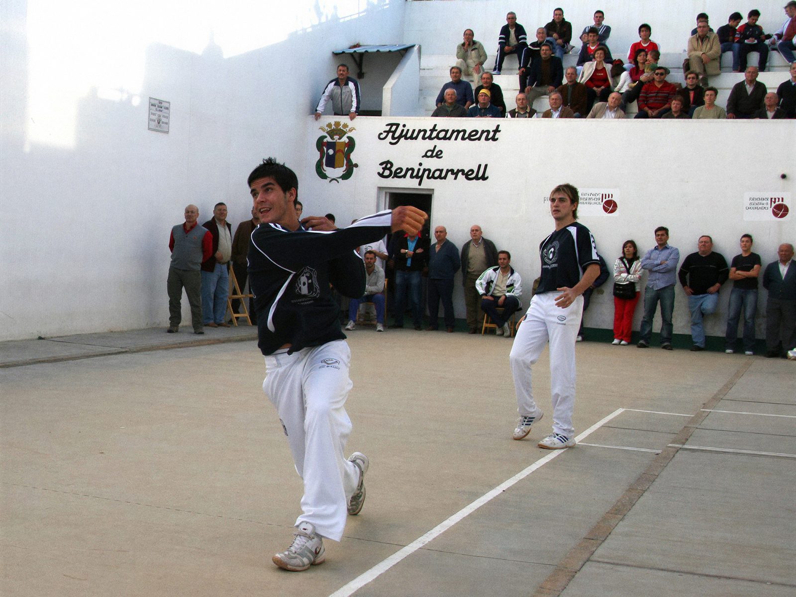 Un jugador colpeja la pilota durant una partida de galotxa a Beniparrell