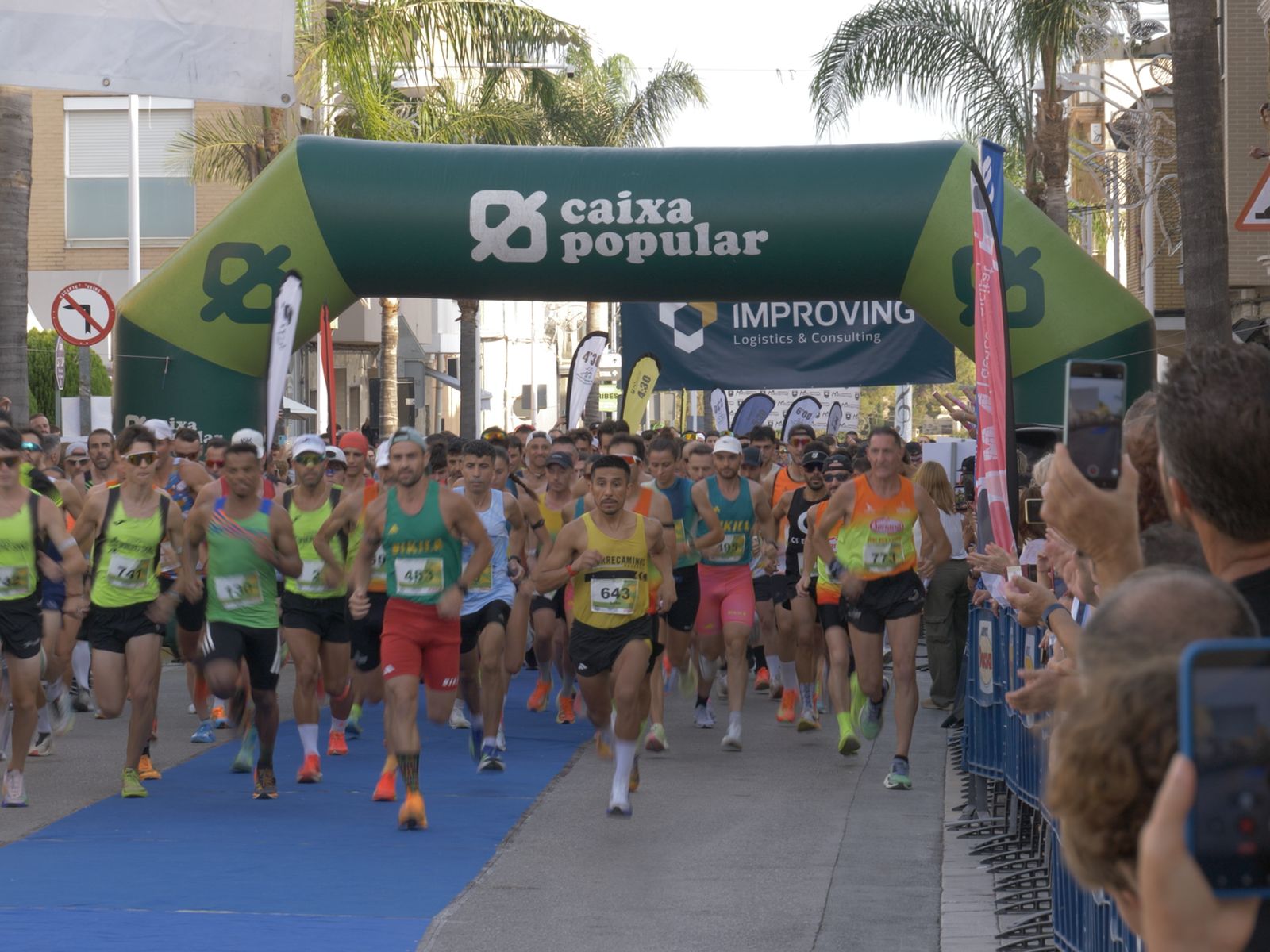 Eixida i corredors durant l’XI 10K de Montserrat a l’avinguda Jaume I