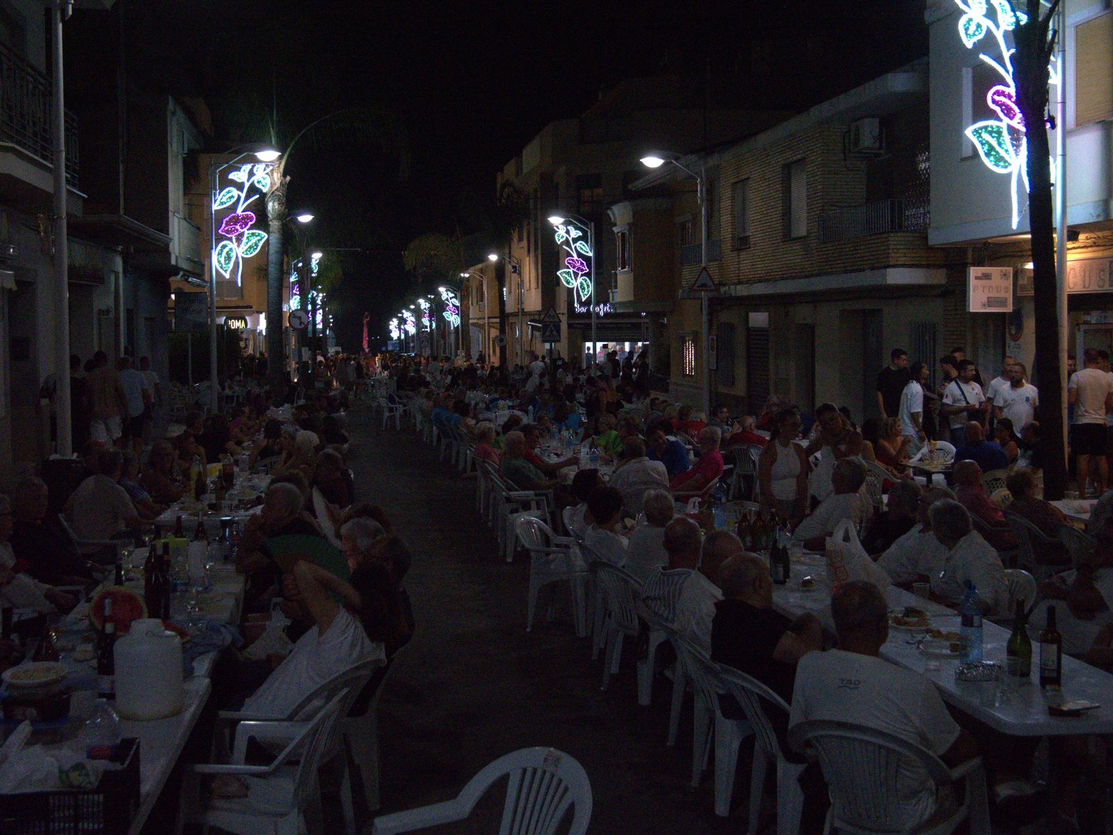 La plaça de la Constitució plena de taules per quintes durant el XX Sopar de Quintes